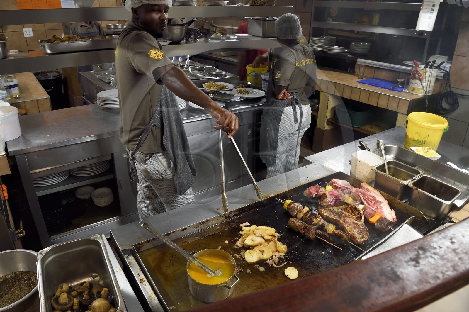 Namibie, région de Khomas, Windhoek, le restaurant Joe's Beerhouse, cuisines ouvertes pour les grillades