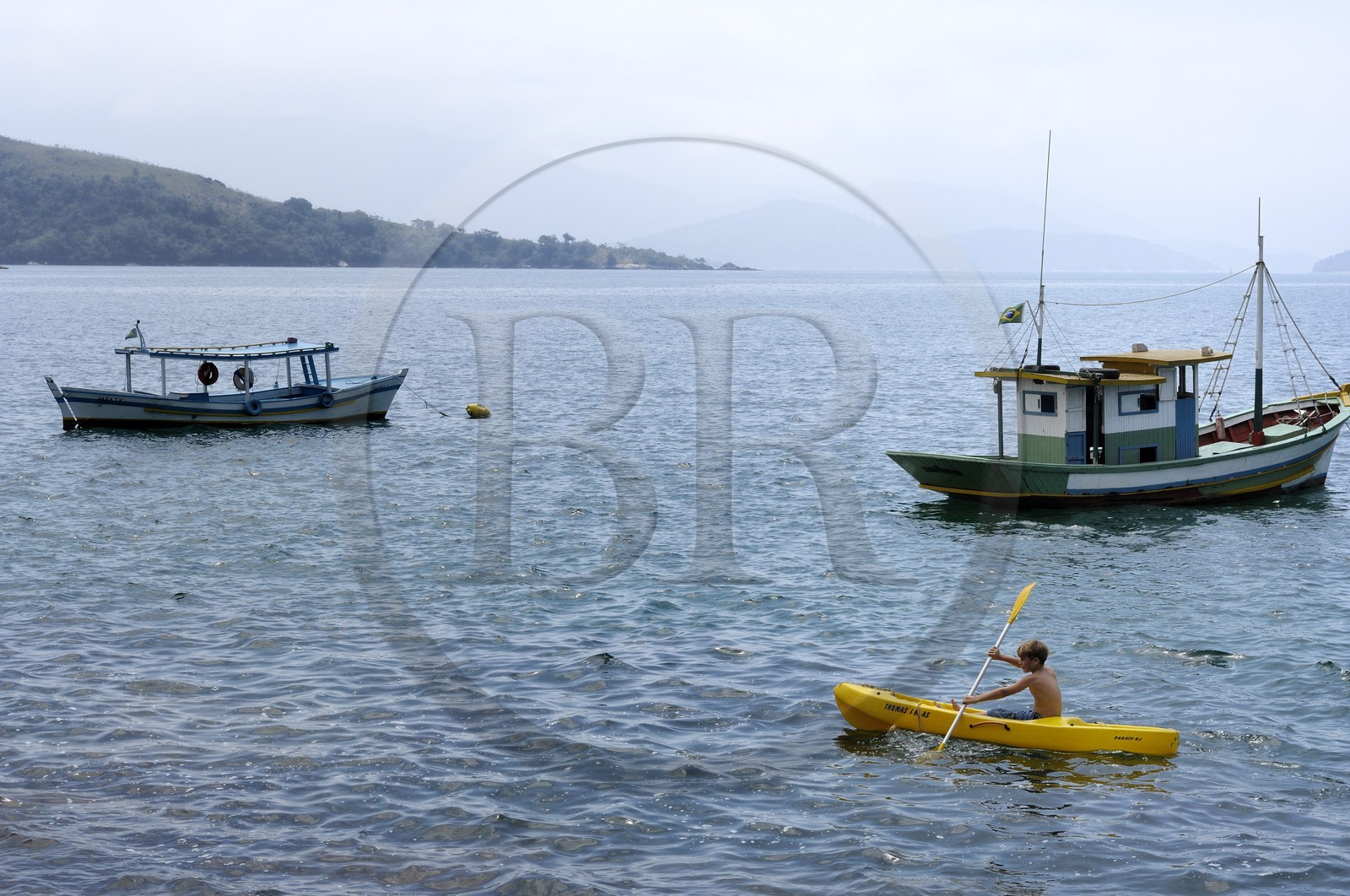 Brésil, Etat de Rio de Janeiro, Paraty, Ile Catimbau, Thomas campeurs dans un kayak avec sa jeune sœur