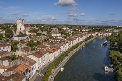 France, Charente-Maritime (17), Saintonge, Saint-Savinien, labellisé Villages de pierres et d'eau, le village au bord de la Charente (vue aérienne)