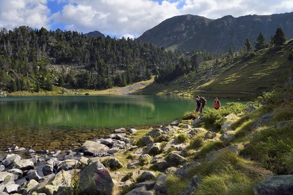 France, Hautes-Pyrénées (65), Saint-Lary-Soulan et Vielle-Aure, randonnée sur une variante du GR10 entre le col de Portet et les lacs de Bastan en bordure de la réserve naturelle de Néouvielle, lac de Bastan inférieur