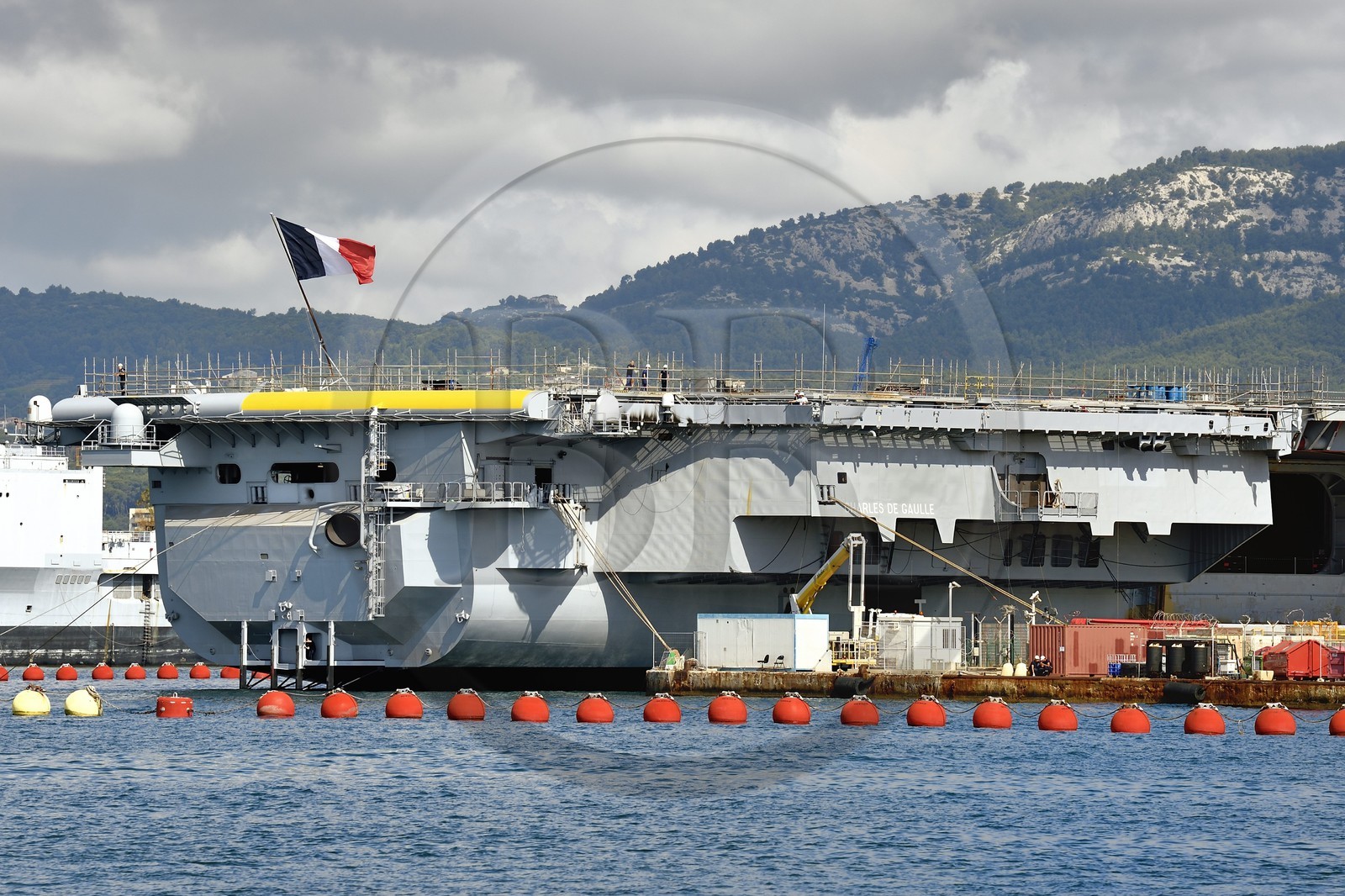 France, Var (83), Toulon, la base navale (Arsenal), le porte-avions à propulsion nucléaire Charles de Gaulle en rénovation de mi-vie