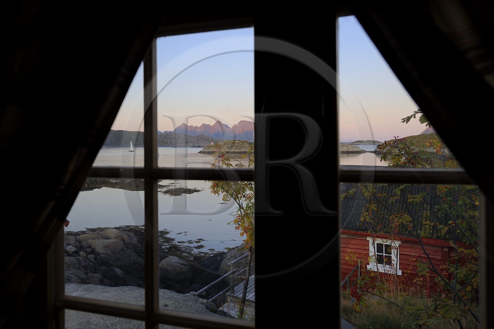 Norway, Nordland County, Lofoten Islands, Austvagoy Island, Svolvaer, rorbuer (fishermen's houses)