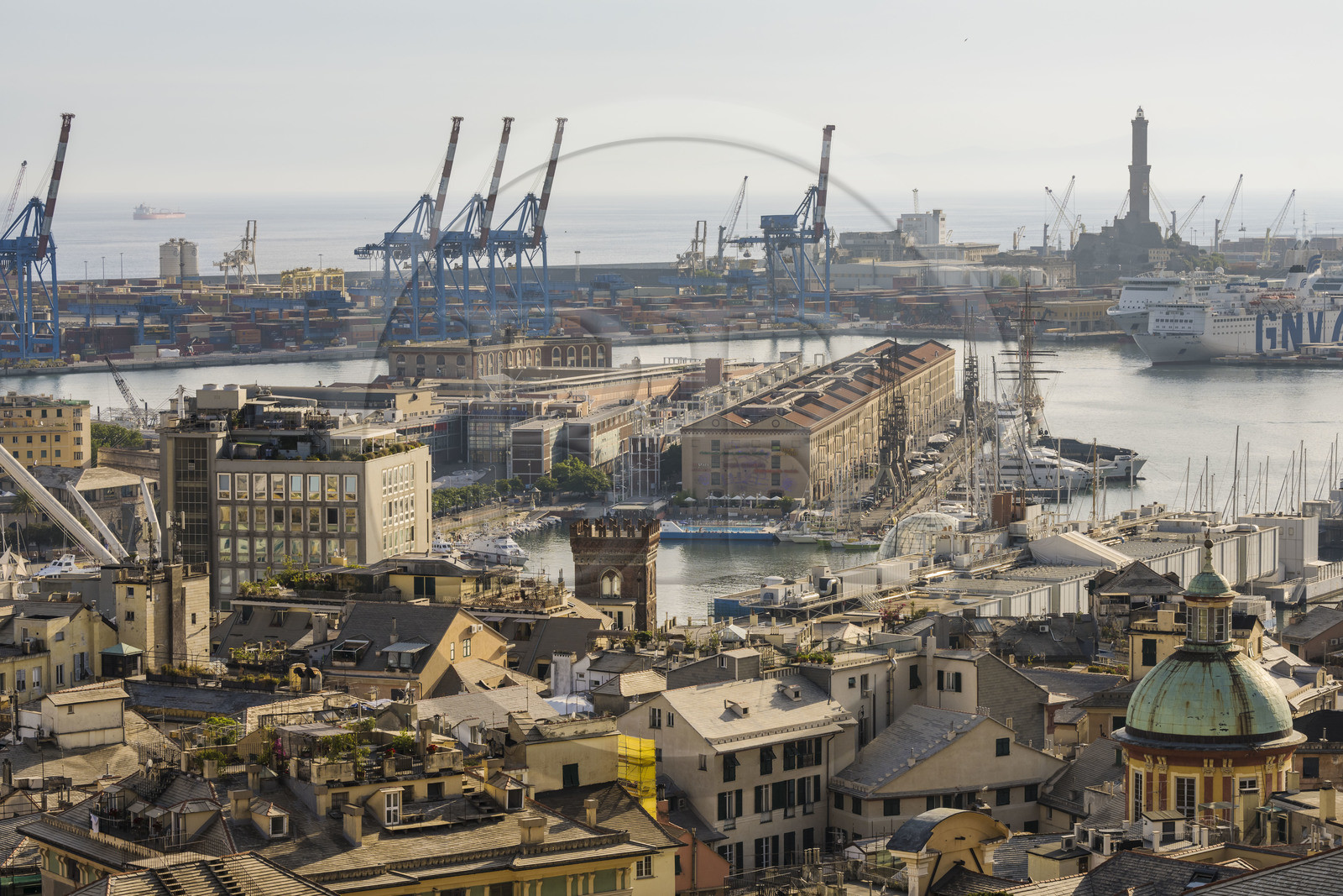Italie, Ligurie, Gênes, le Porto Antico (Vieux Port) vu depuis le Belvédère du Castelletto, le port de commerce en arrière plan dominé par le phare de la Lanterna