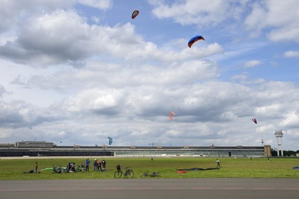 Allemagne, Berlin, ancien aéroport international de Berlin-Tempelhof reconverti en immense parc, un lieu de rencontre pour les kite surfeurs, kite boarders et Country Buggy kiter