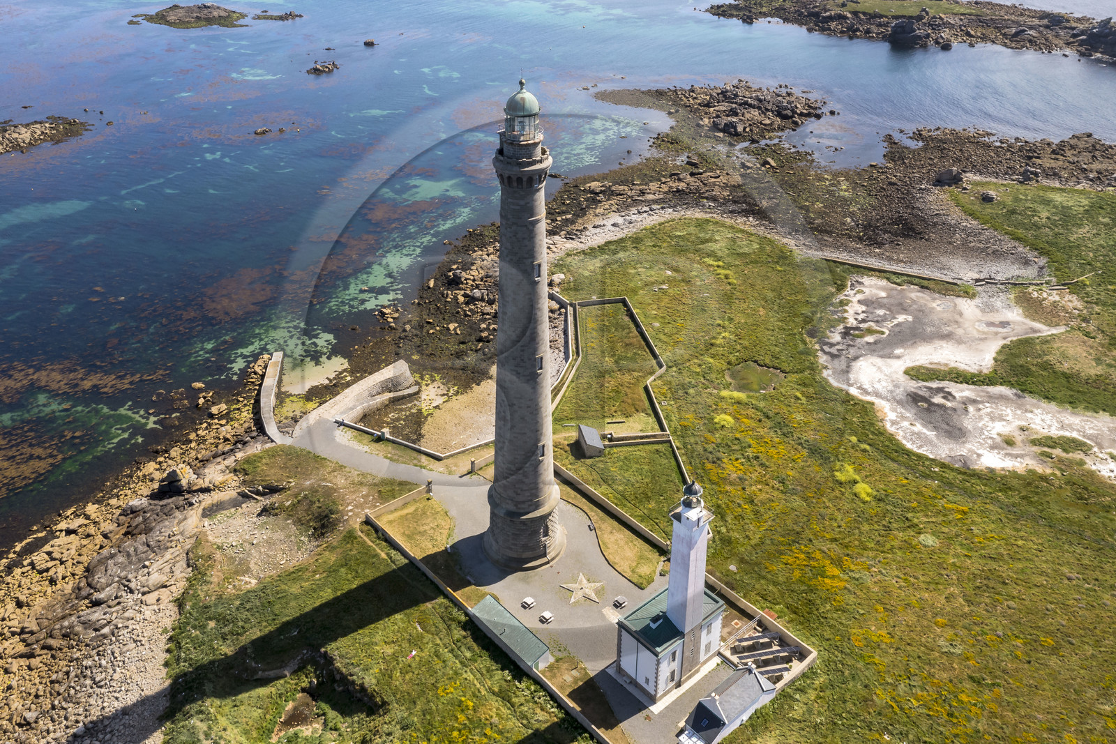 France, Finistère (29), Pays des Abers, Ile Vierge dans l'archipel de Lilia, le phare de l'Ile Vierge, le plus haut phare d'Europe avec 82,5 mètres, et l'ancien phare de 1845 (vue aérienne)