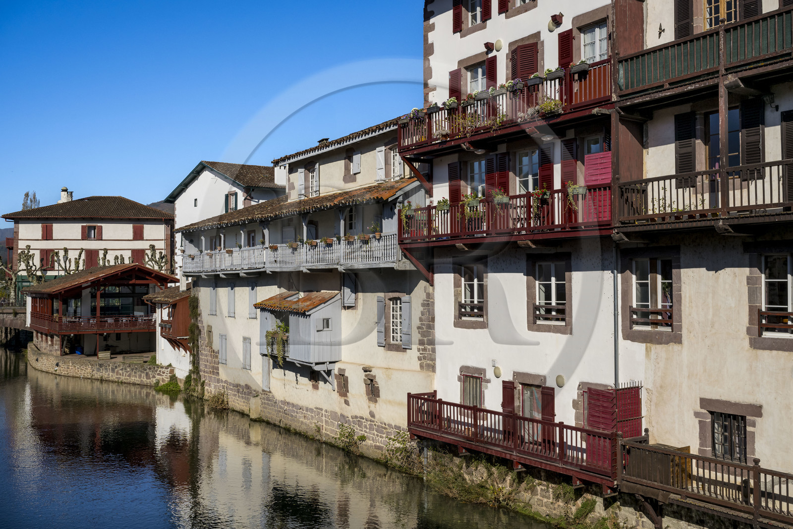 France, Pyrenees Atlantiques, Basque Country, Saint Jean Pied de Port, houses over the Nive of Beherobie river