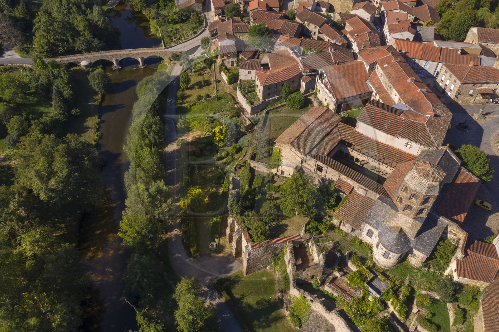 France, Haute-Loire (43), Lavaudieu, labellisé Les Plus Beaux Villages de France, l'Abbaye Saint-André de style roman auvergnat et le vieux pont sur la Senouire (vue aérienne)