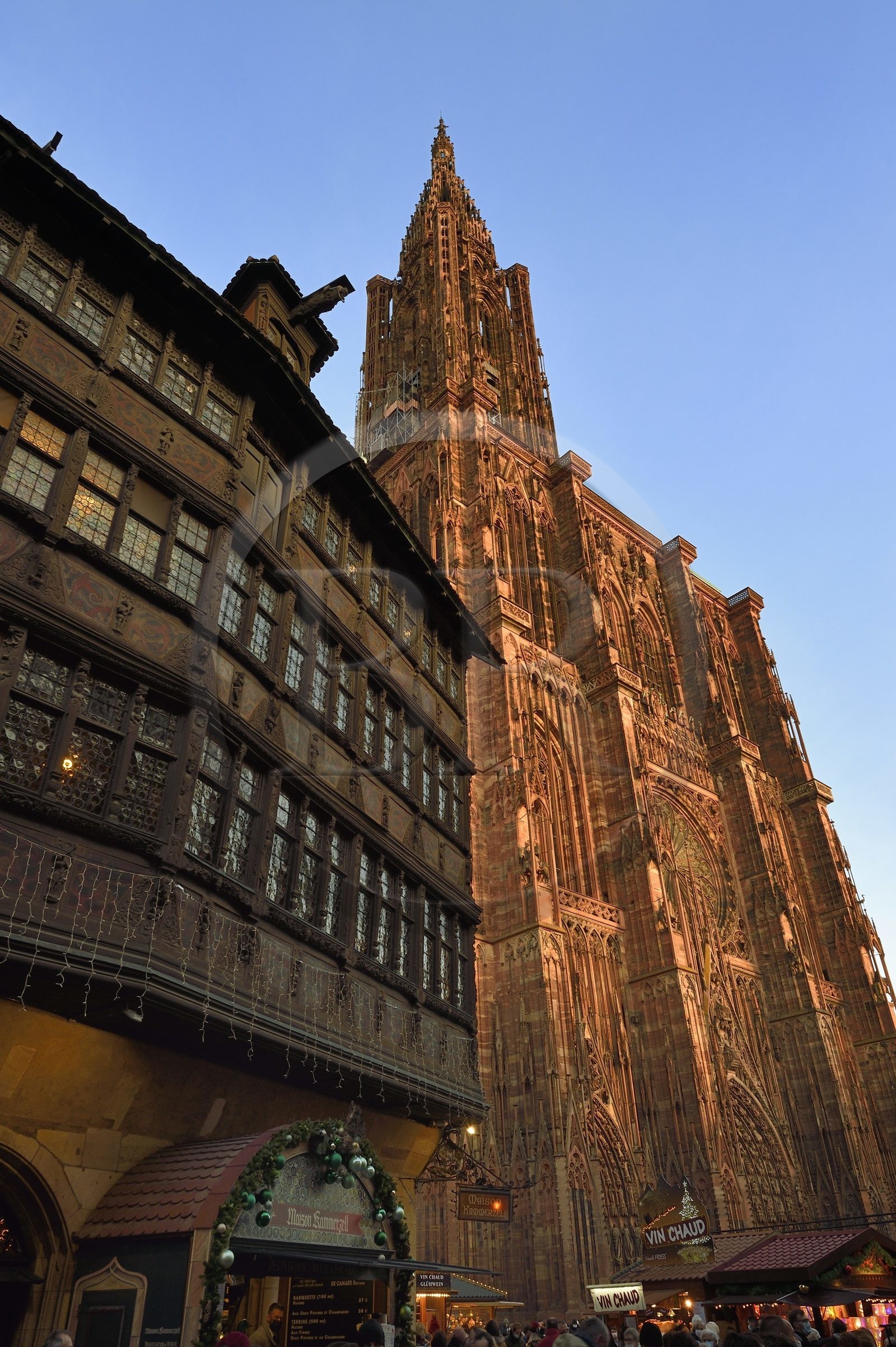 France, Bas-Rhin (67), Strasbourg, vieille ville classée au Patrimoine Mondial de l'UNESCO, marché de Noël (Christkindelsmarik) au pied de la Cathédrale Notre Dame et la Maison Kammerzell
