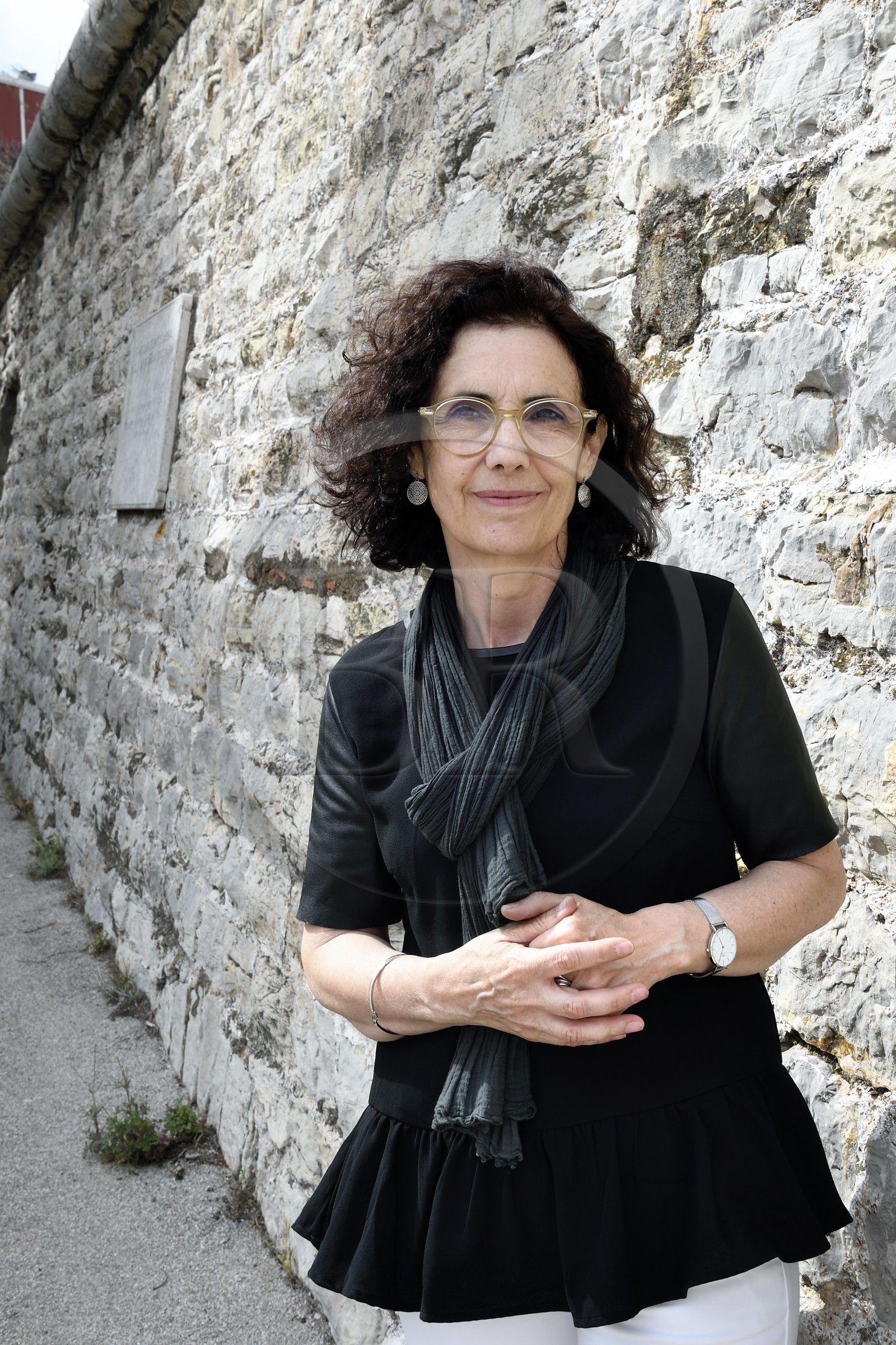 France, Var (83), Toulon, la base navale (Arsenal), Cristina Baron, administrateur et conservateur du musée national de la Marine, devant les vestiges du mur d'enceinte de l'arsenal construit à partir de 1685 sur ordre de Vauban