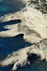 France, Corse-du-Sud (2A), Réserve Naturelle des Bouches de Bonifacio, les falaises de calcaire (vue aérienne)