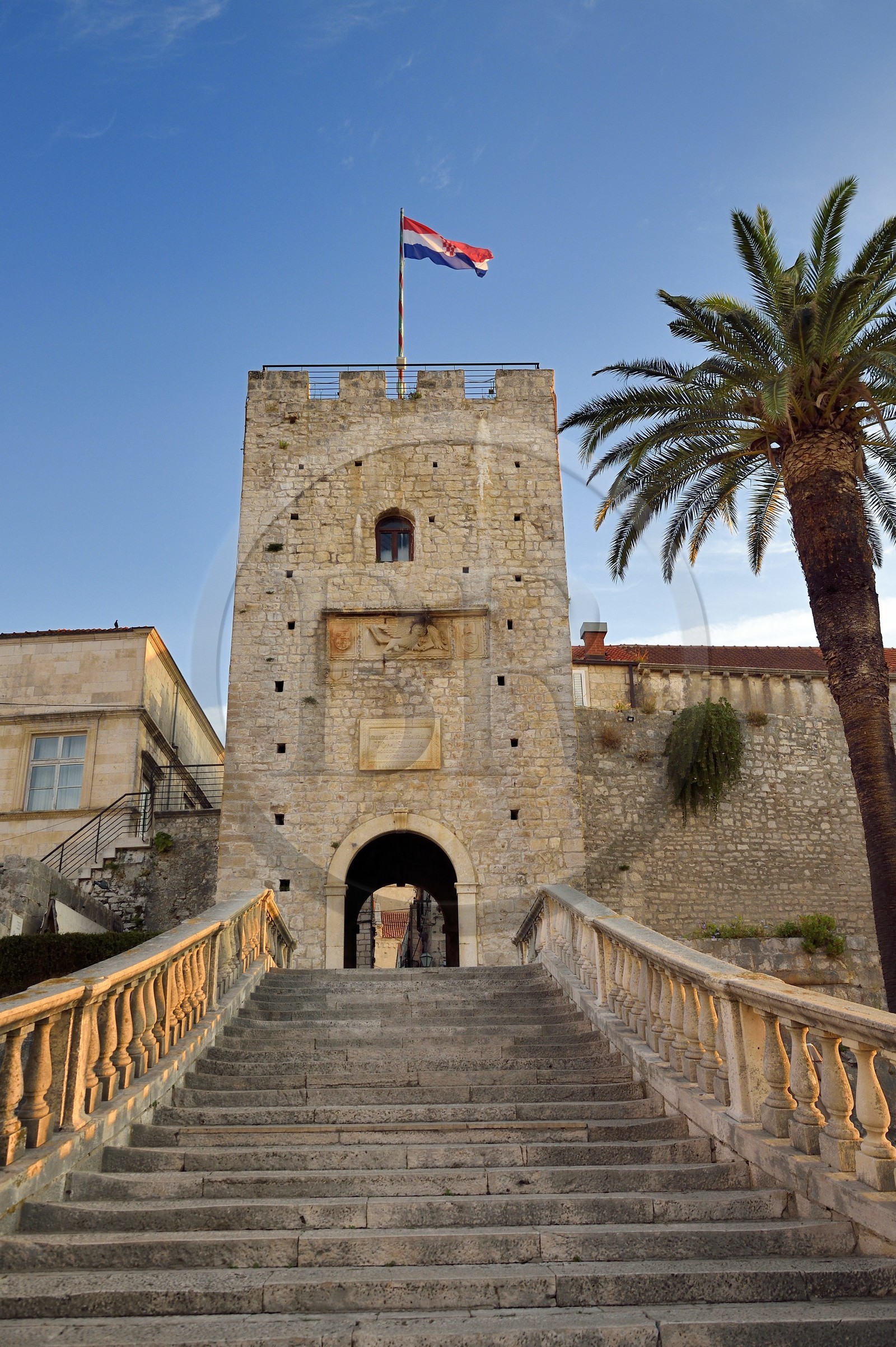 Croatie, Dalmatie, cote dalmate, Ile de Korcula, ville de Korcula, la tour Revelin ou porte méridionale à l'entrée de la vieille ville