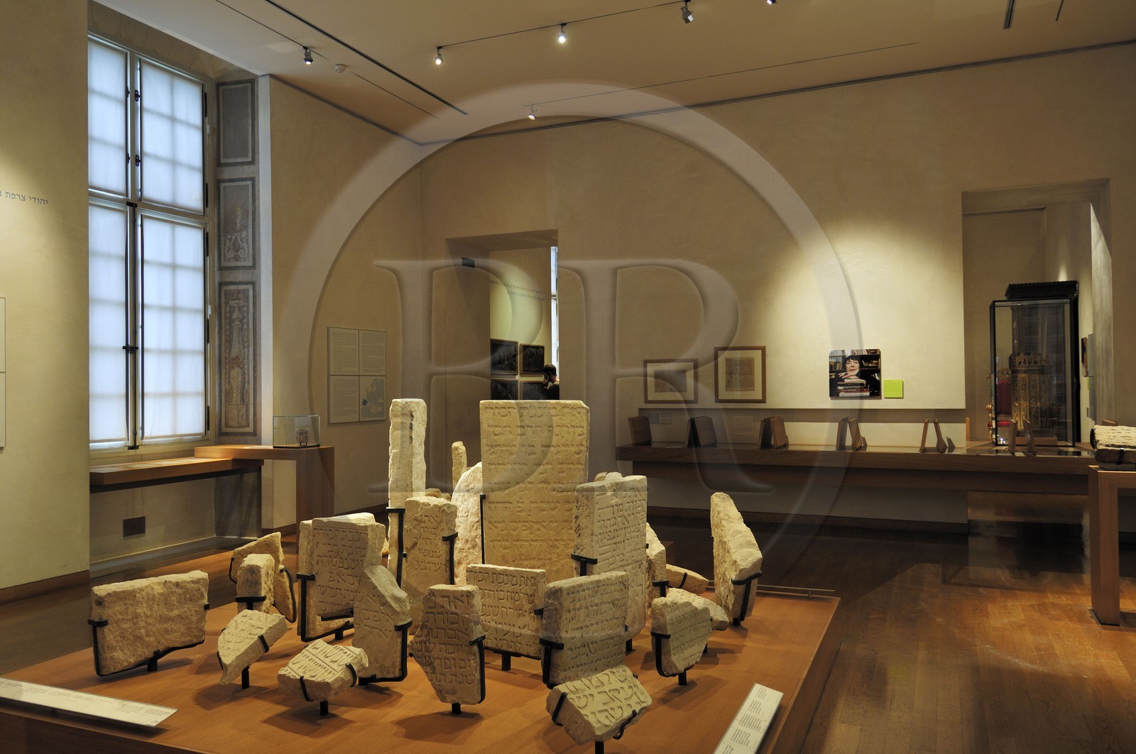 France, Paris (75), le Musée d'Art et d'Histoire du Judaïsme dans l'Hôtel de Saint-Aignan, stèles funéraires