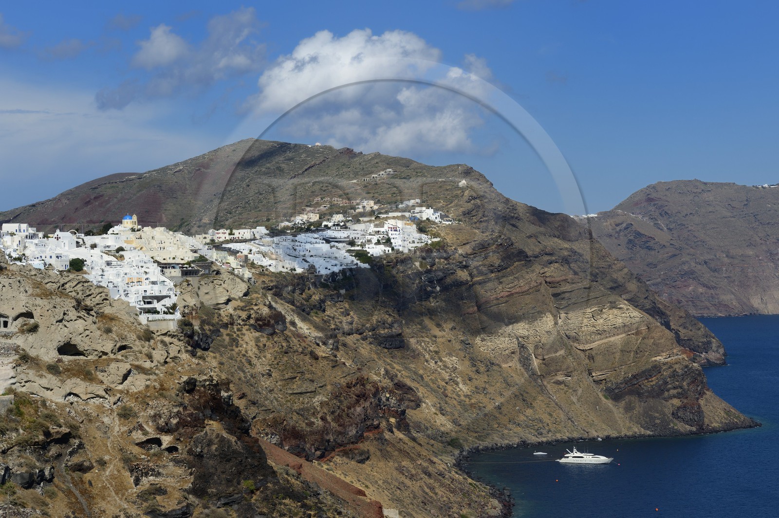 Greece, Cyclades, Aegean Sea, Santorini (Thira or Thera), the village of Oia overlooking the Caldera