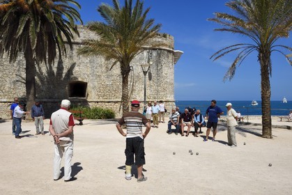 France, Alpes-Maritimes (06), Antibes, le bastion et la vieille ville, joueurs de pétanque