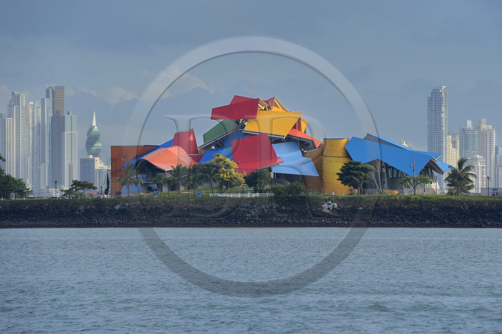 Panama, Panama City, le Musée de la biodiversité nommé Pont de la vie de Panama par l'architecte Frank Gehry, le front de mer et ses gratte-ciels en arrière plan