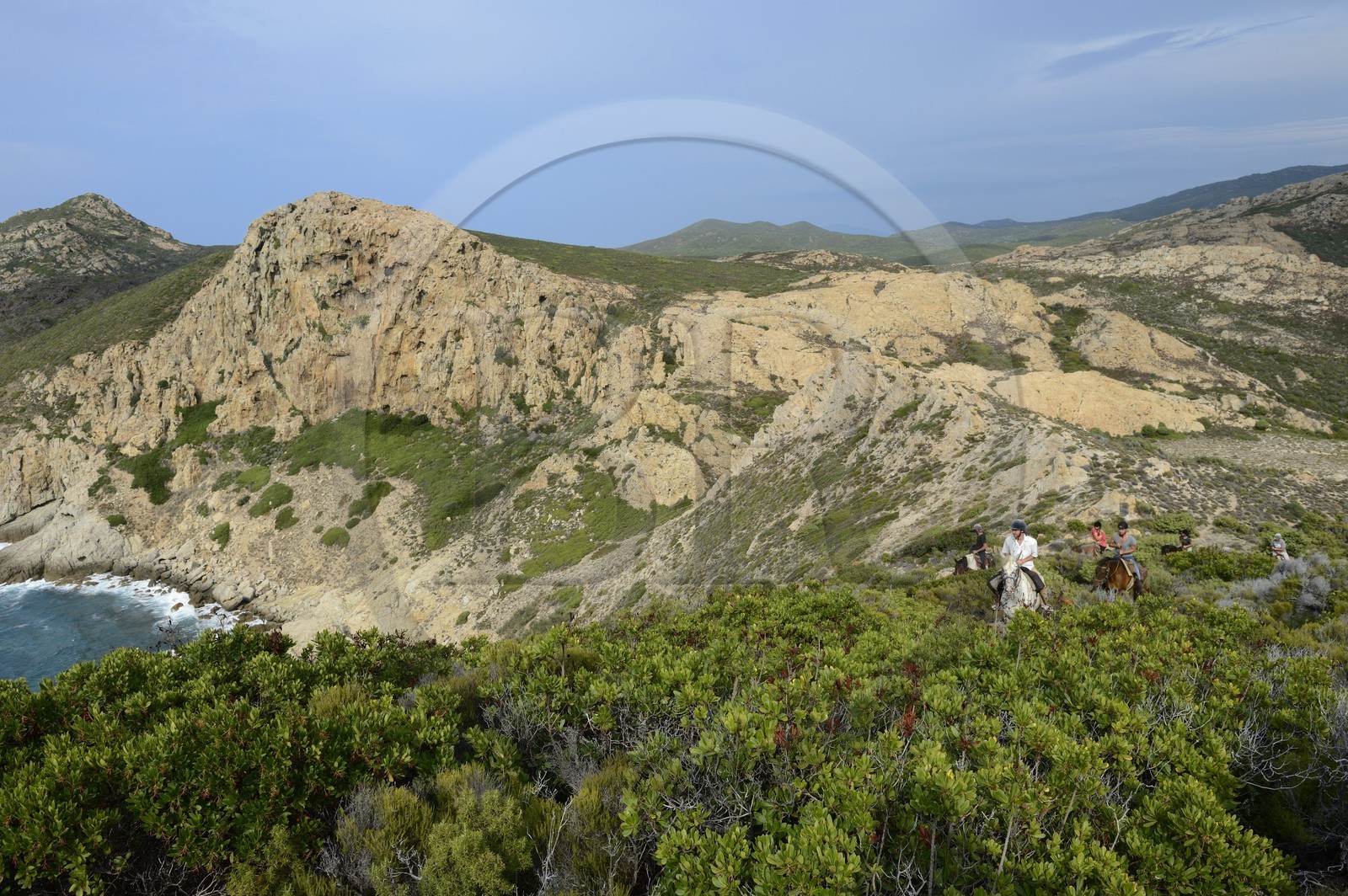 France, Haute-Corse (2B), Nebbio, Punta di l’Acciolu (Acciola), cavaliers en randonnée dans le désert des Agriates