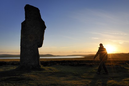 Royaume-Uni, Ecosse, Iles Orcades, Ile de Mainland, au bord du Loch of Stenness, cercle de pierres levées du Ring of Brodgar, classées Patrimoine Mondial de l' UNESCO