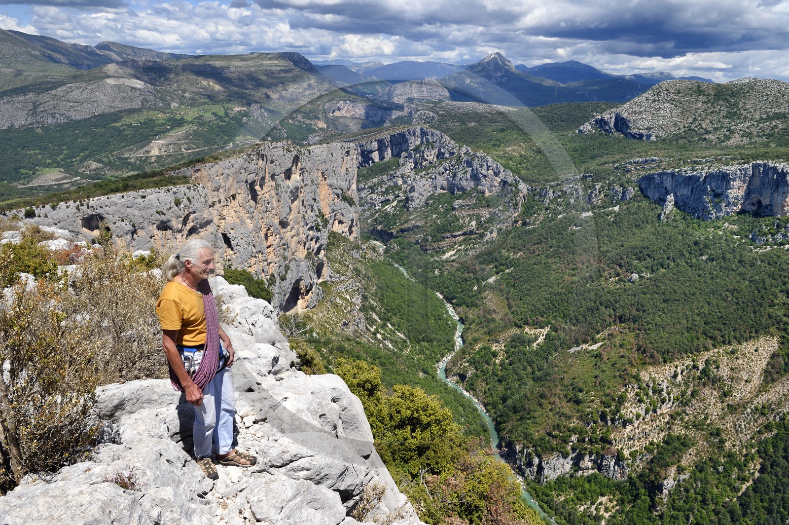 France, Alpes-de-Haute-Provence (04), Parc Naturel Régional du Verdon, Grand Canyon du Verdon, La-Palud-Sur-Verdon, point de vue de la Dent d’Aire, Bernard Gorgeon un des pionniers de la grimpe dans le massif et la falaise de l’Escalès en arrière plan