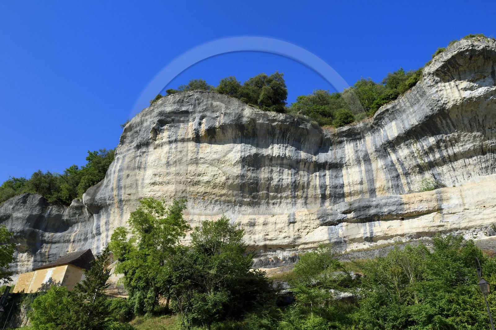 France, Dordogne (24), Périgord Noir, vallée de la Vézère, Les Eyzies-de-Tayac-Sireuil, site classé Patrimoine Mondial de l'UNESCO, abri Pataud sous la falaise