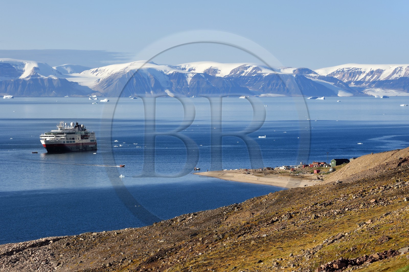 Groenland, cote Nord-Ouest, Murchison sound au nord de la baie de Baffin, Siorapaluk qui est le village le plus septentrional du Groenland, le bateau de croisière MS Fram de la compagnie Hurtigruten au mouillage