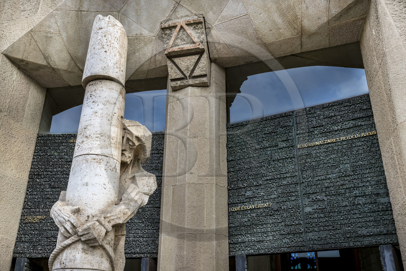 Espagne, Catalogne, Barcelone, quartier de l'Eixample, basilique de la Sagrada Familia de l'architecte du modernisme catalan Antoni Gaudi classée Patrimoine Mondial de l'UNESCO, la façade de la passion dont les sculptures ont été réalisées par Josep Maria Subirachs, la Flagellation
