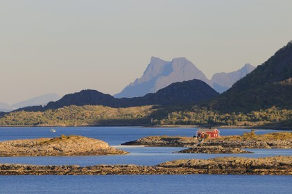 Norvège, Nordland, Iles Lofoten, petites iles au nord de Svolvaer à la sortie du Raftsundet