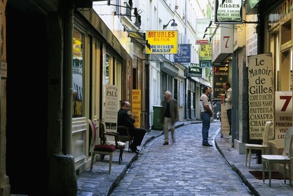 France, Paris (75), quartier du faubourg Saint-Antoine, commerces de meubles dans le passage Chantier