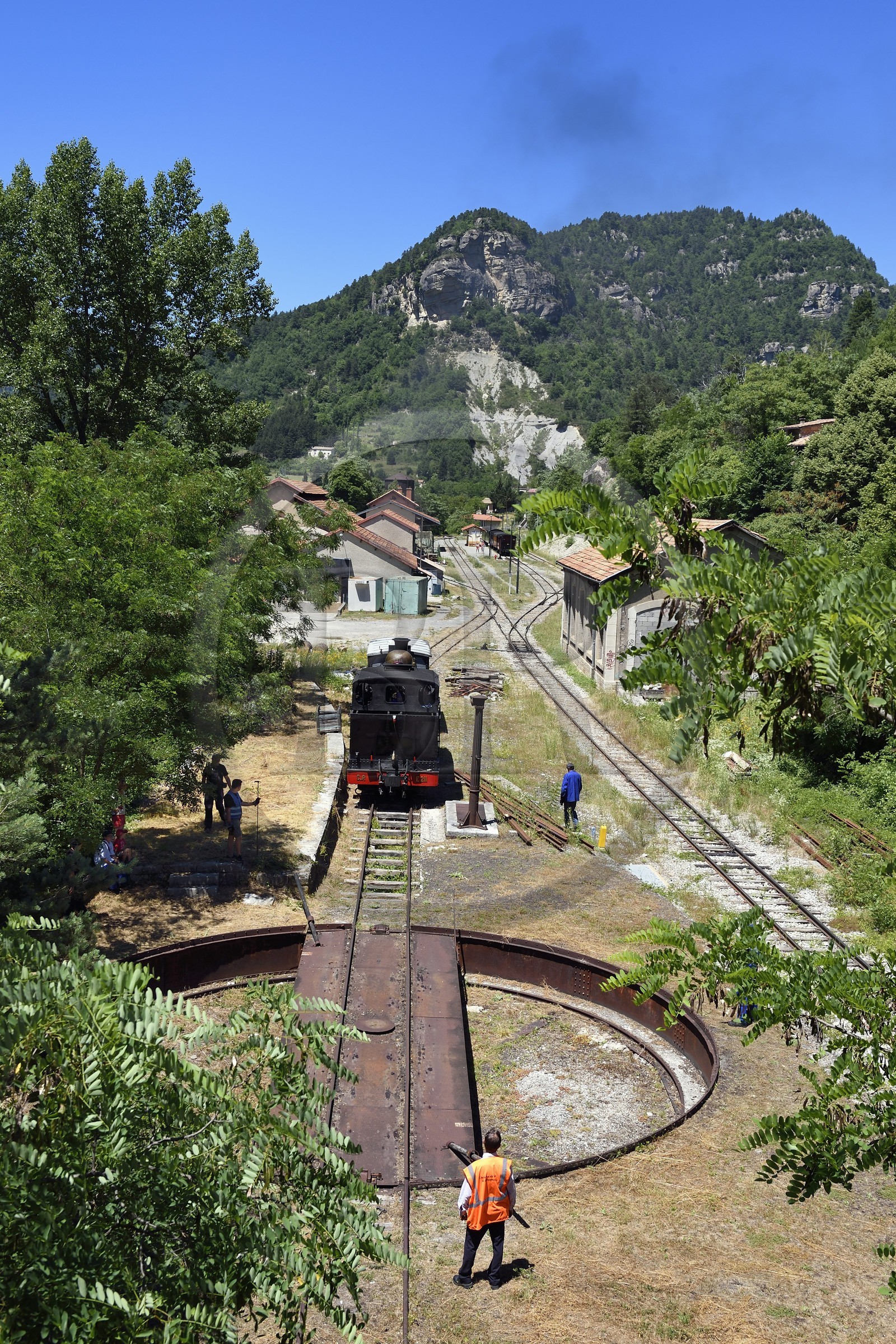 France, Alpes-de-Haute-Provence (04), Annot, le Train des Pignes, manoeuvre de retournement de la locomotive sur le pont tournant