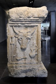 France, Dordogne (24), Périgord Blanc, Périgueux, musée Vesunna, Site-Musée Gallo Romain conçu par l'architecte Jean Nouvel (mention obligatoire), autel Taurobolique consacré à Cybèle et aux Numina impériaux trouvé à Périgueux