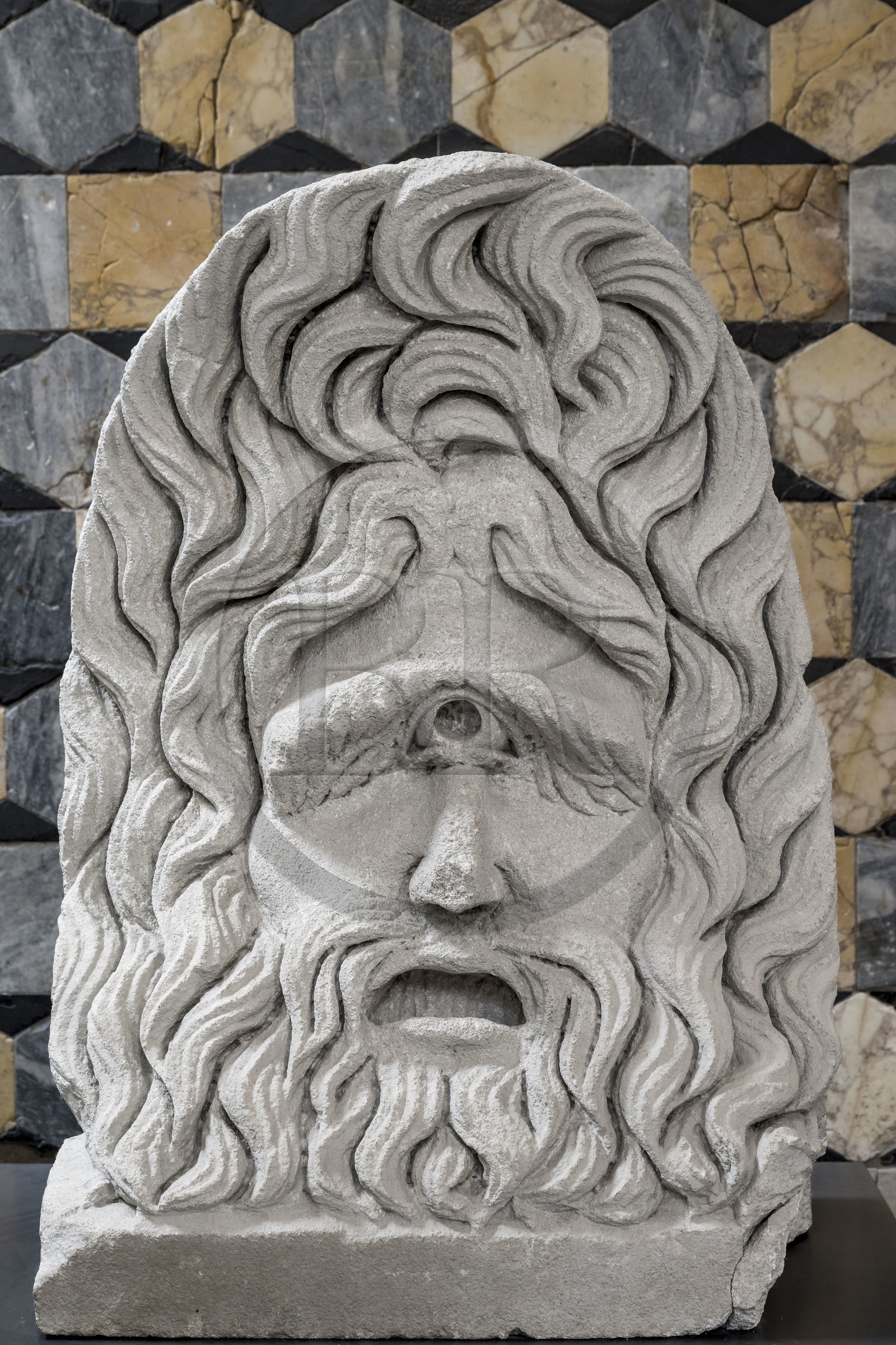 France, Vaucluse (84), Orange, le musée municipal d'art et d'histoire, masque acrotère de cyclope (Ier siècle av. J.-C.) trouvé dans les fouilles de Fourches-Vieilles, mausolée carré à Orange