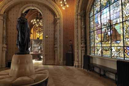 France, Seine-Maritime (76), Pays de Caux, Côte d'Albâtre, Fécamp, Palais Bénédictine de style Néogothique et Néo-renaissance, vitrail représentant Alexandre Le Grand ayant commercialisé la liqueur Bénédictine dans la salle du dôme