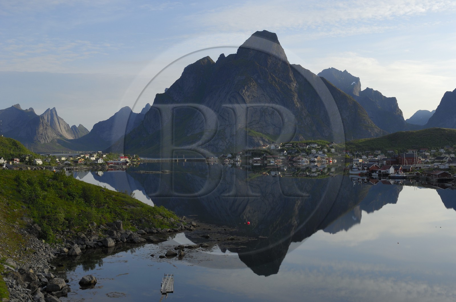 Norvège, Nordland, Iles Lofoten, Ile de Moskenes, le Kjerkefjorden à Reine
