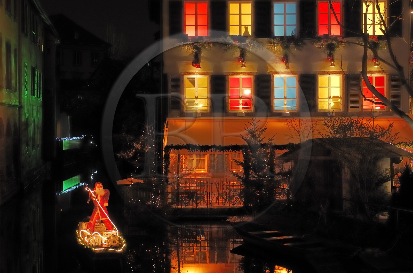 France, Haut Rhin (68), Colmar, Saint-Nicolas sur une barque dans la quartier de la Petite Venise a Noel