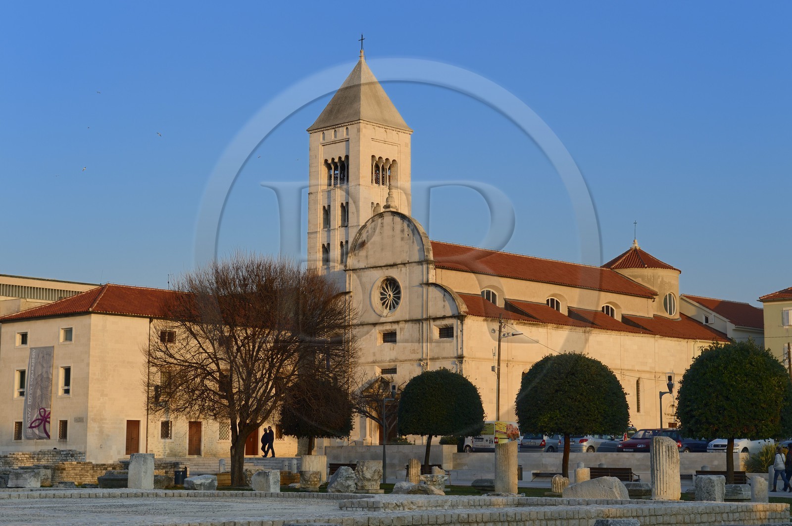 Croatie, Dalmatie, côte dalmate, Zadar, le forum romain, l'église Saint Donat et l'église Sainte Marie (Sv. Marija) du monastere bénédictin