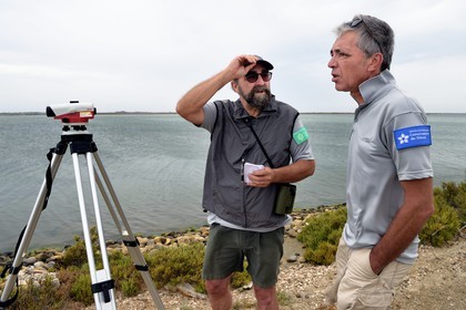 France, Bouches-du-Rhône (13), Parc naturel régional de Camargue, l’étang du Vaisseau et Vieux Rhone, relevés topographiques réalisés par les employés de la réserve, à droite Patrick Rigaud en charge de la gestion hydraulique du parc