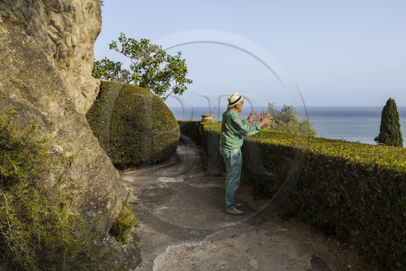 France, Alpes-Maritimes (06), Menton, Domaine des Colombieres, vue sur la ville depuis le jardin du domaine créé par Ferdinand Bac