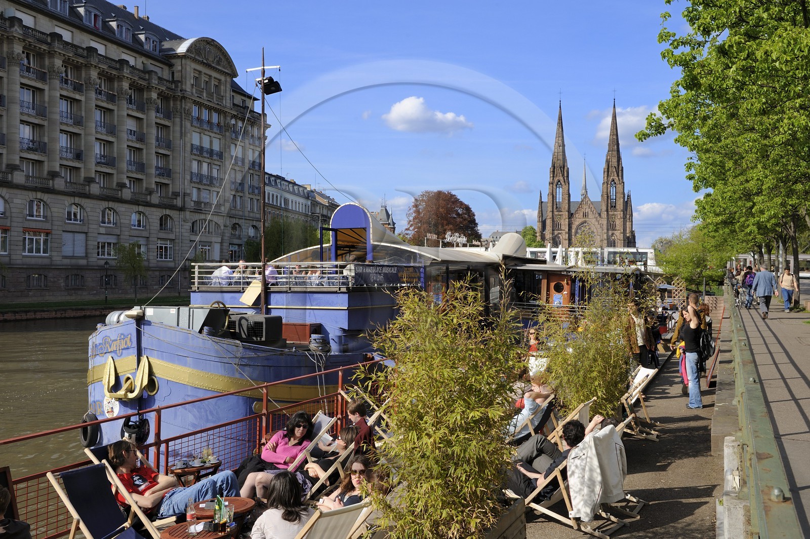 France, Bas Rhin (67), Strasbourg, les nouveaux bistrots péniches sur le quai des Pêcheurs sur les bords de l'Ill