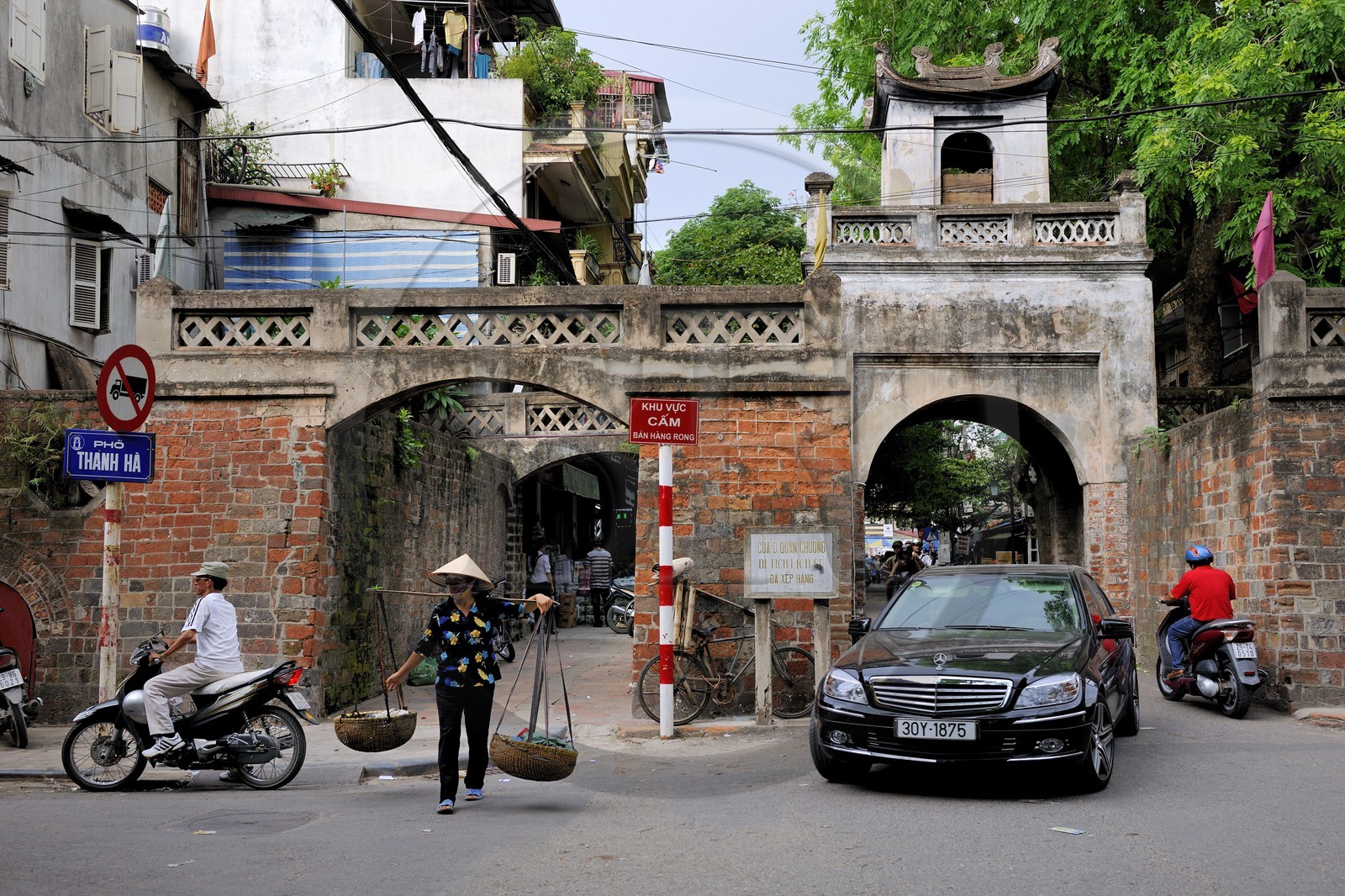 Vietnam, Hanoi, 36 streets district in the old town, the Old East Gate or Cua O Quan Chong is the only city gate remaining from the mediaval city