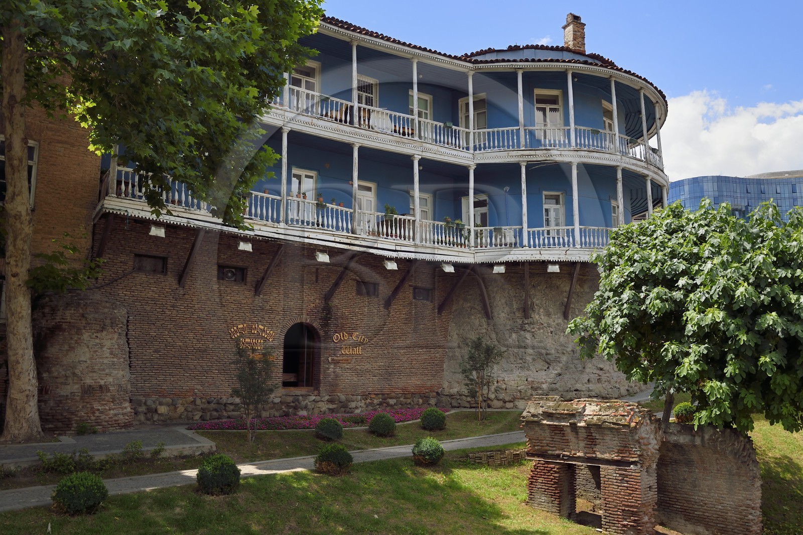 Géorgie, Tbilissi, vieille ville, maison à balcon de bois édifiée sur les remparts de la vieille ville