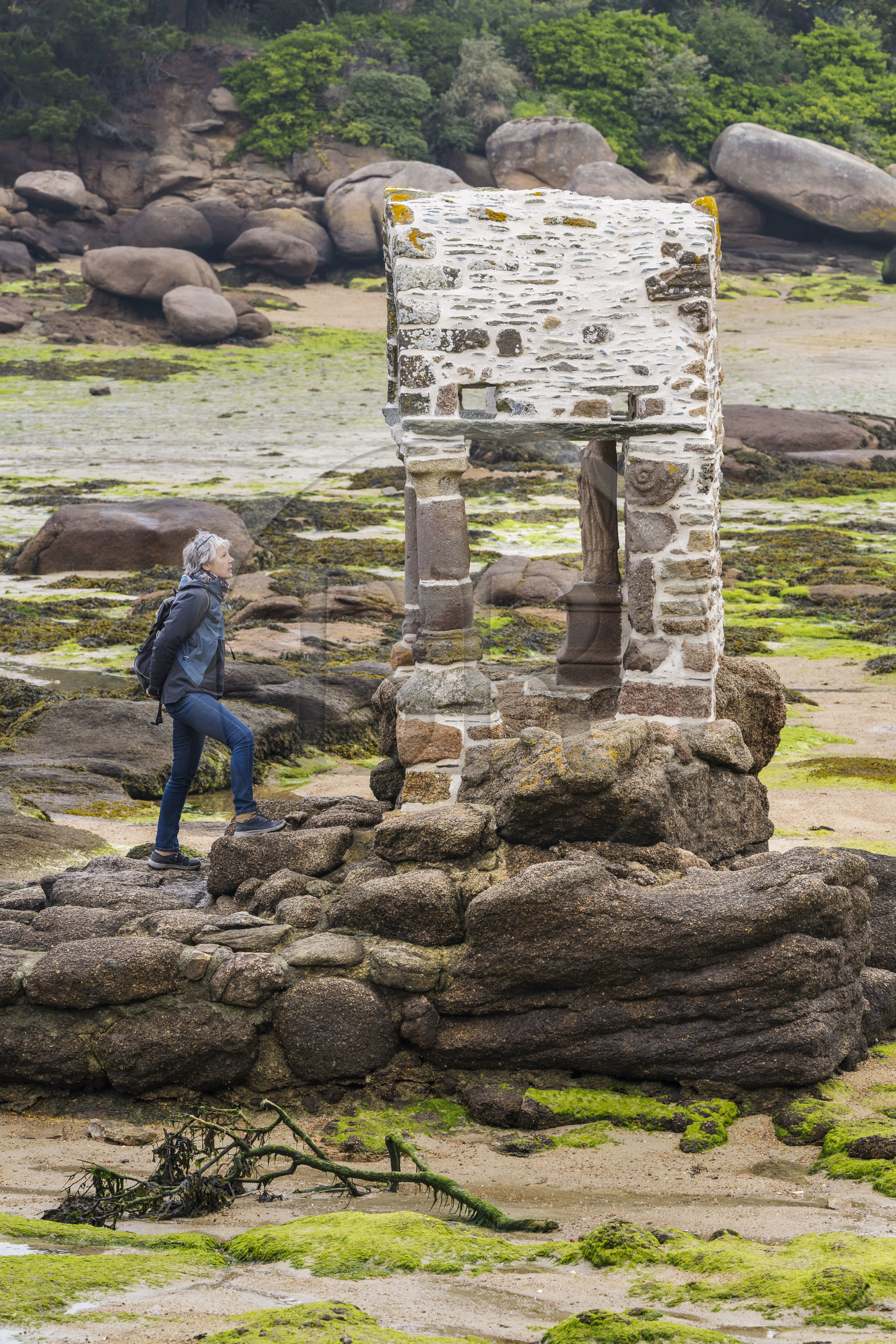 France, Côtes-d'Armor (22), Côte de Granit Rose, Perros-Guirec, Ploumanac'h, oratoire de Saint-Guirec sur la plage Saint-Guirec à marée basse