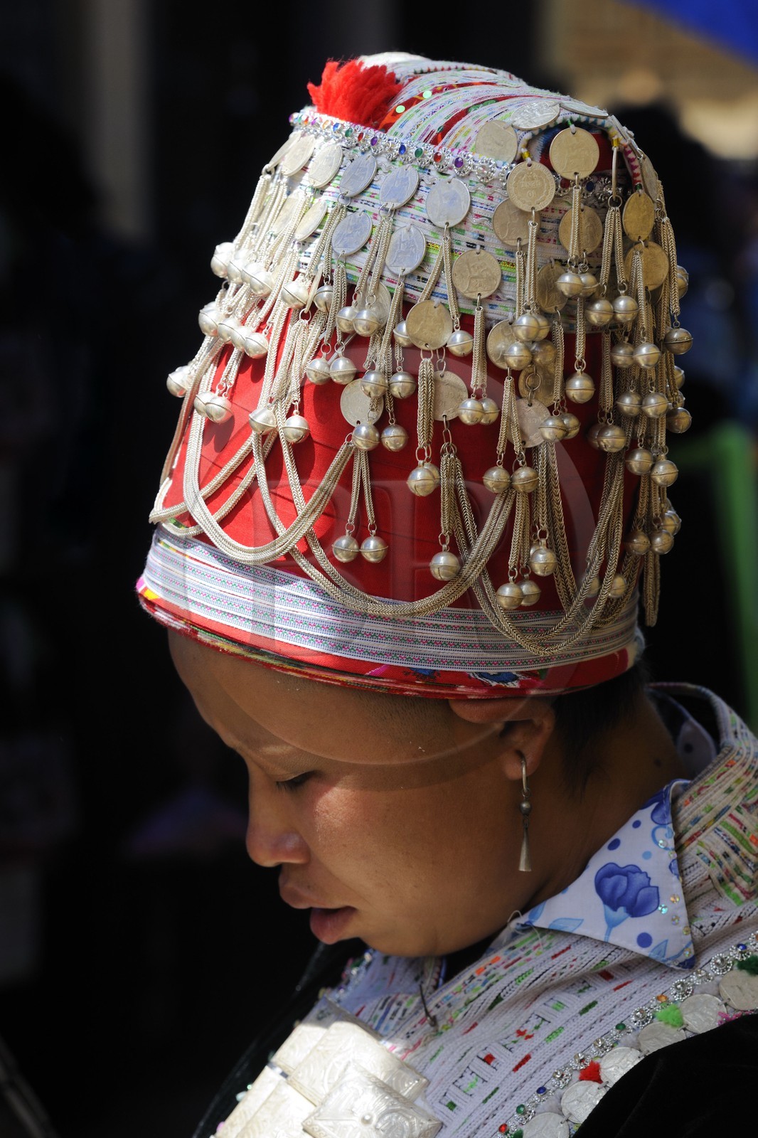 Vietnam, province de Lao Cai, région Nord-Ouest de Sapa, le marché multi-éthnique de Muong Hum, femme de la minorité des Dzao rouge