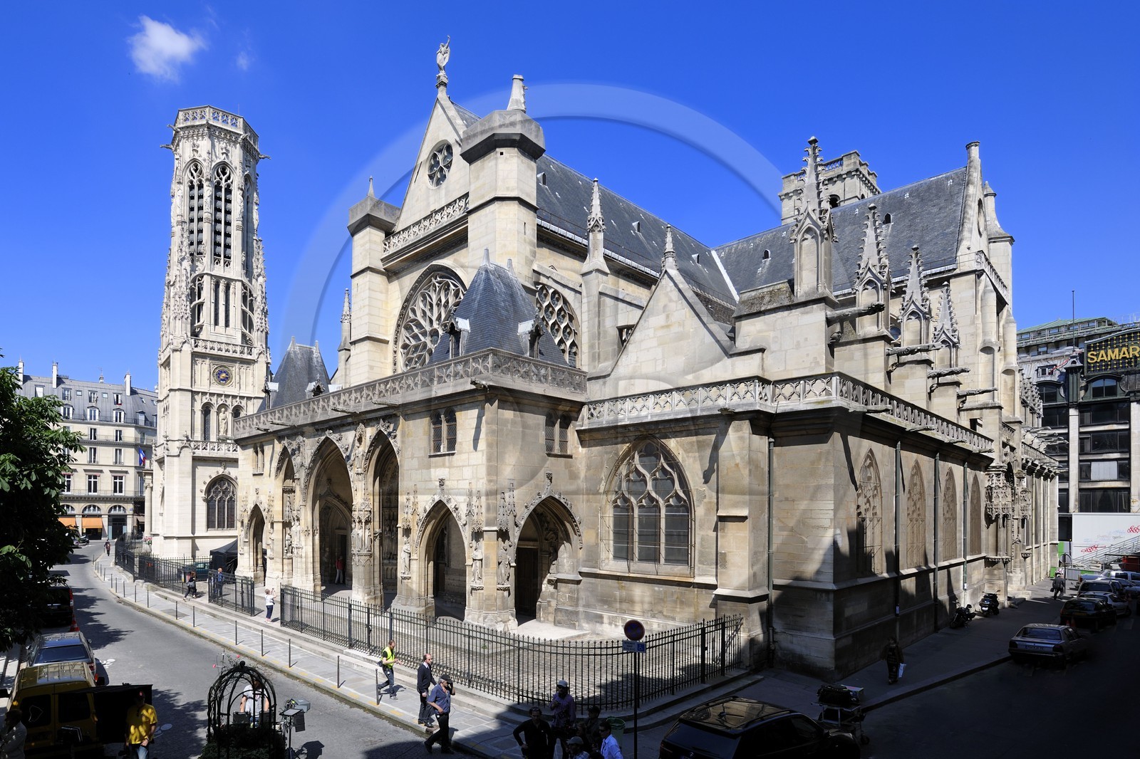France, Paris (75), église Saint-Germain-l' Auxerrois et le beffroi de la mairie du 1er arrondissement (1860) à gauche