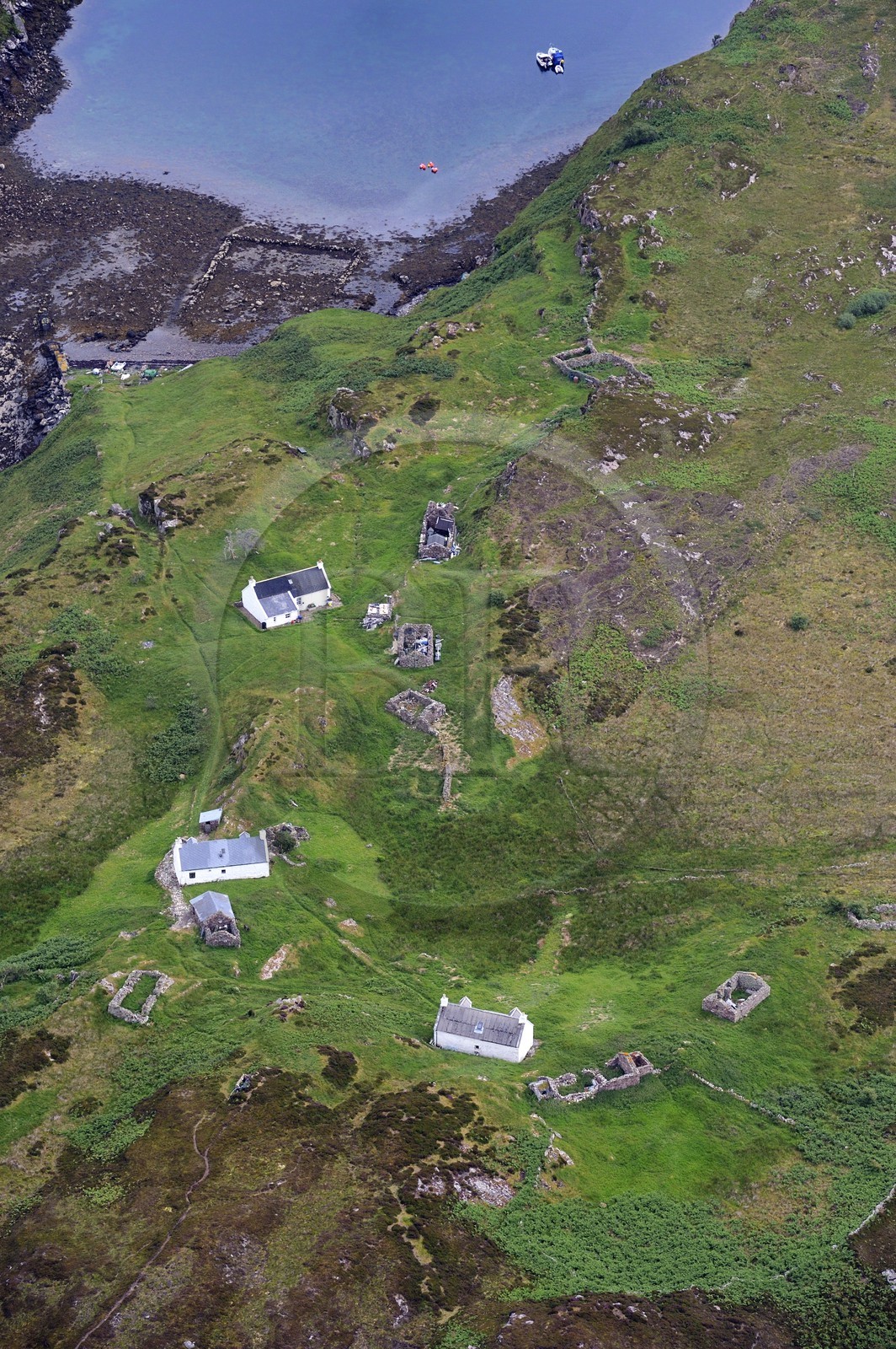 Royaume-Uni, Ecosse, Highland, Hébrides intérieures, Ile de Raasay, hameau de pêcheurs sur la presqu'île de Eilean Fladday sur la côte Ouest (vue aérienne)
