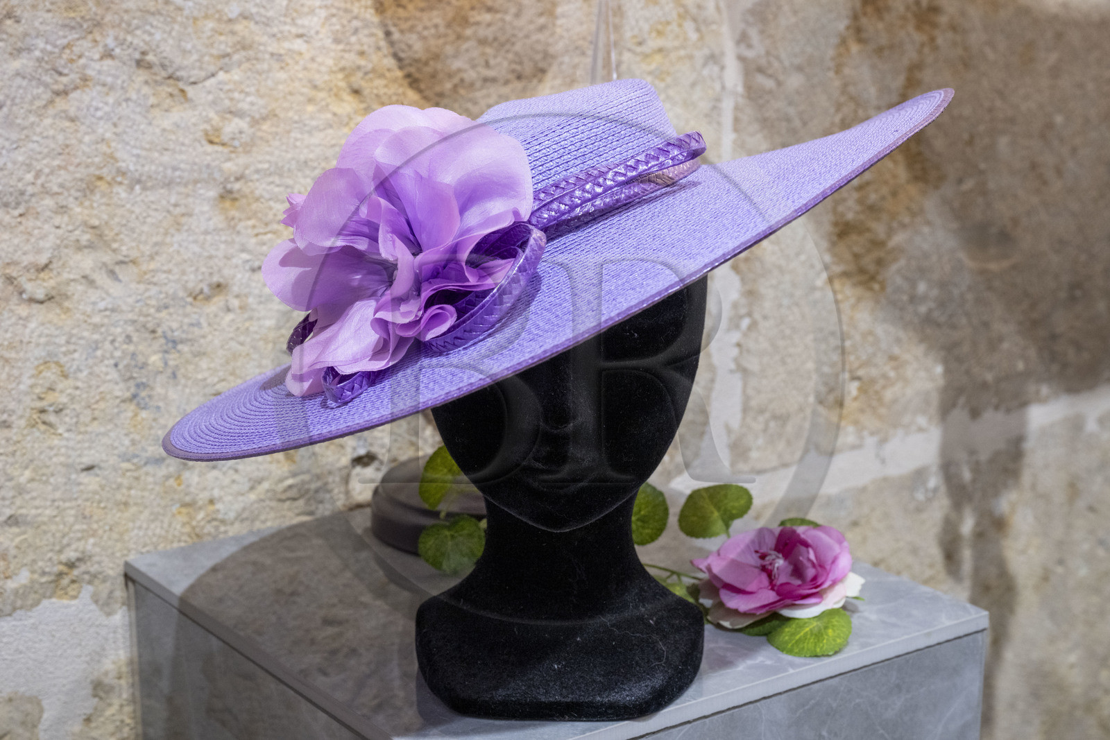 France, Côte-d'Or (21), Dijon, chapeau de femme dans l'atelier-boutique de la rue d'Assas Bibi & Bob de la modiste Sara Tintinger, Meilleur Ouvrier de France