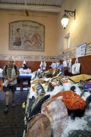 France, Var (83), Saint-Tropez, marché au poissons, rascasse sur l'étal