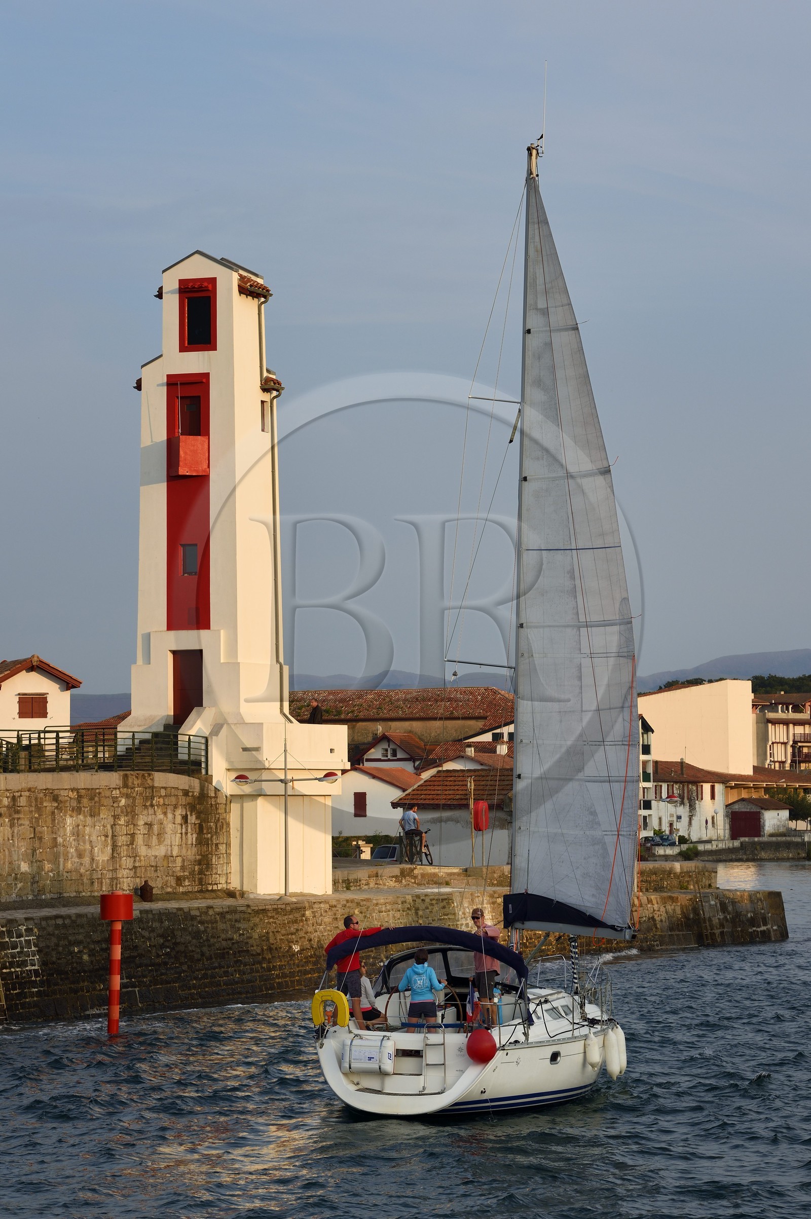 France, Pyrénées-Atlantiques (64), Pays-Basque, Saint-Jean-de-Luz, le port de pêche, le phare du port construit par André Pavlovsky et classé monument historique à l'entrée du port