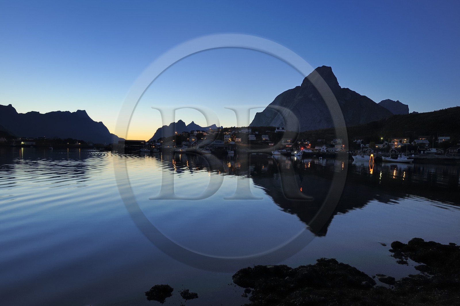 Norvège, Nordland, Iles Lofoten, ile de Moskenesoy, le village de pêcheurs de Reine