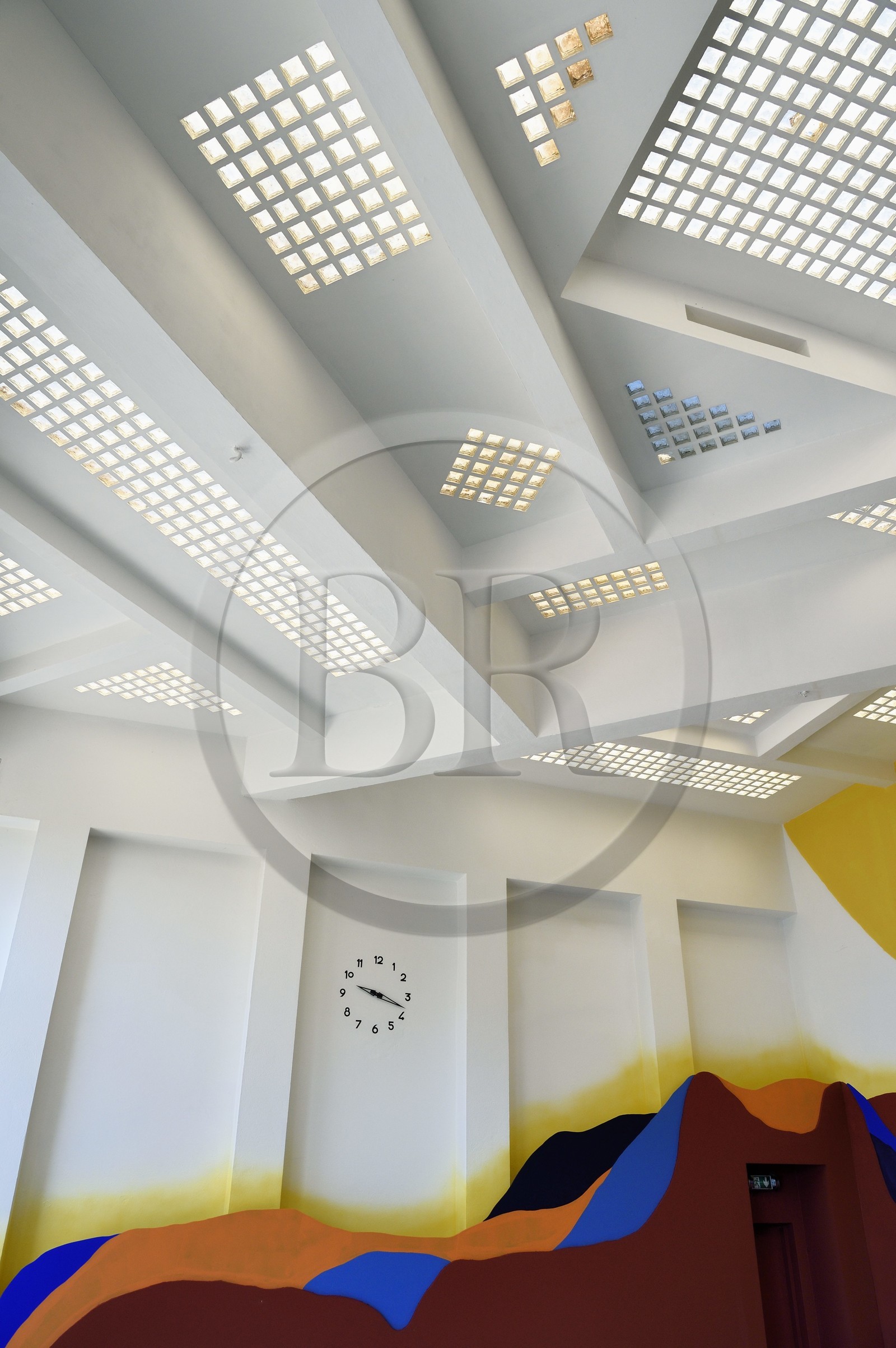 France, Var (83), Hyères, la villa Noailles concue par l'architecte Robert Mallet Stevens, le plafond en pavé de verre de la piscine, la designer Constance Guisset a revisité la pièce