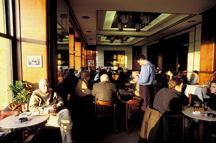 République Tchèque, Prague, le café Slavia (ex fief de la dissidence) sur le quai de la Vtlava