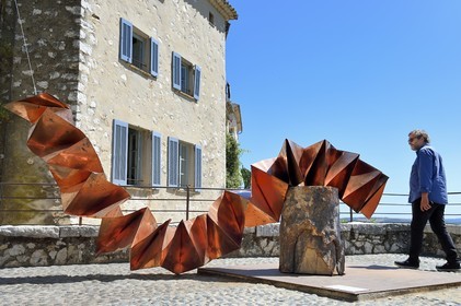 France, Alpes-Maritimes (06), Saint Paul de Vence, Olivier Kaeppelin Président de la Biennale Internationale de Saint-Paul de Vence, Akossiwa, le Temps d'une Routine (2017) oeuvre de Kokou Ferdinand Makouvia